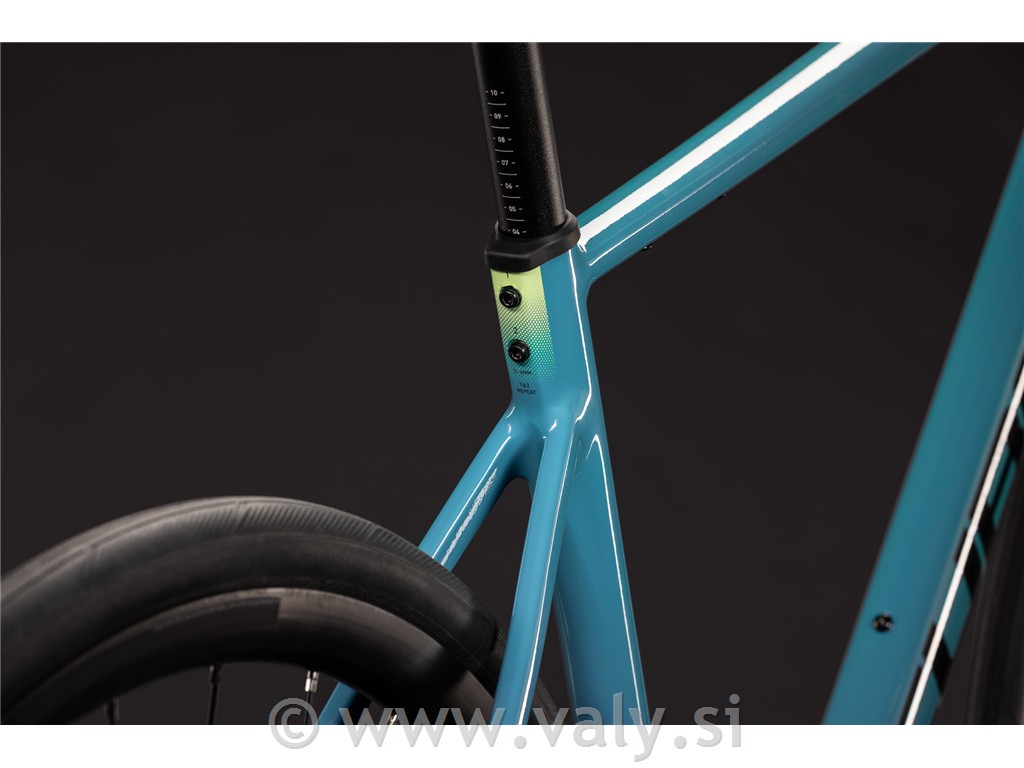 Cube cestno kolo Attain Pro svetlo modra (surfblue´n´black)