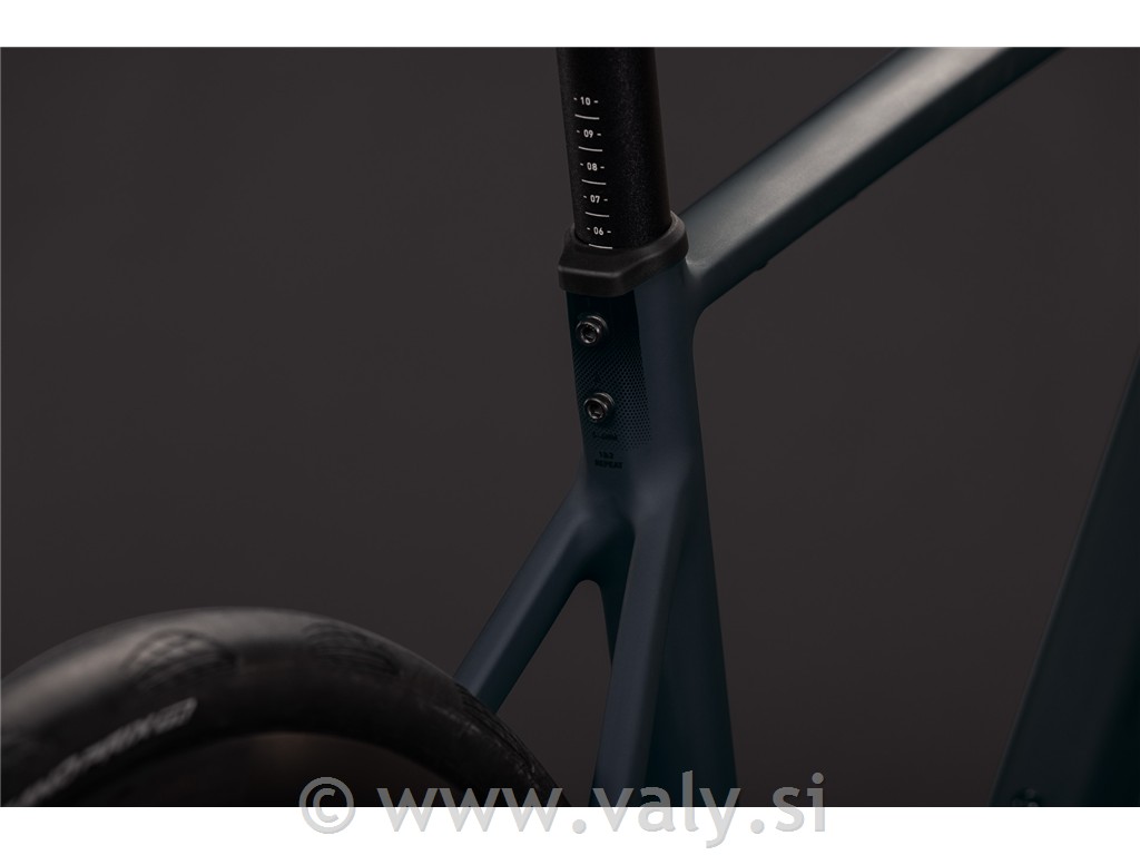 Cube cestno kolo Attain SLX črna (black´n´chrome)