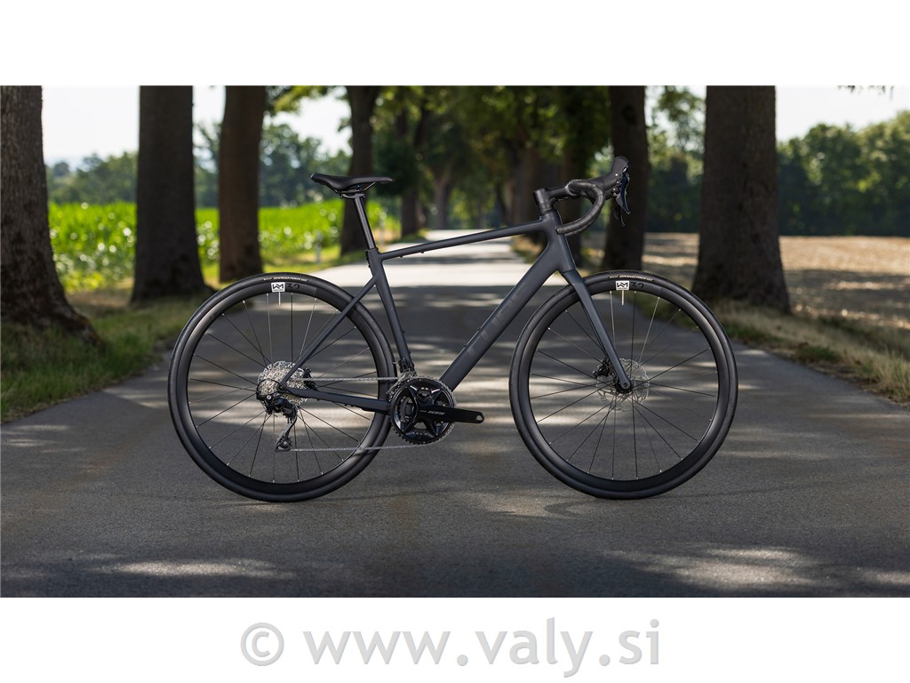 Cube cestno kolo Attain SLX črna (black´n´chrome)