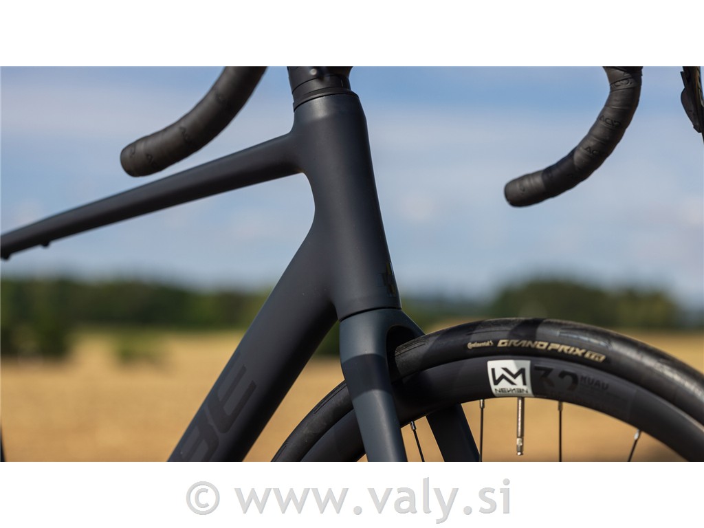 Cube cestno kolo Attain SLX črna (black´n´chrome)