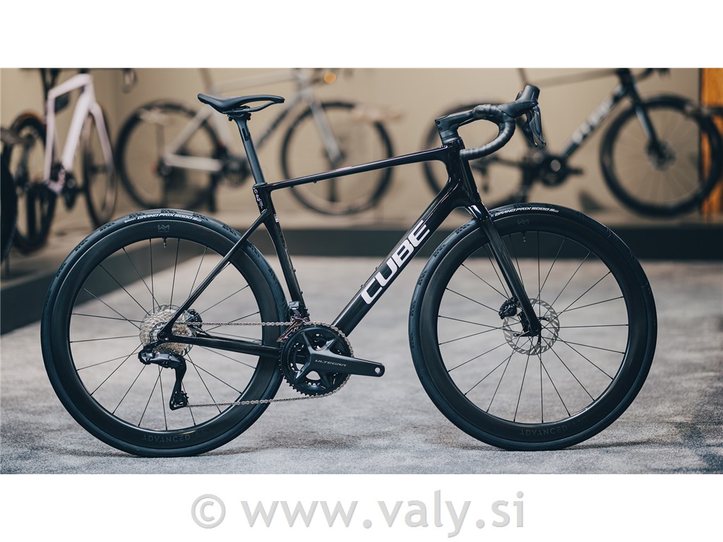Cube cestno kolo Attain C:62 SLT črna (carbon´n´white)