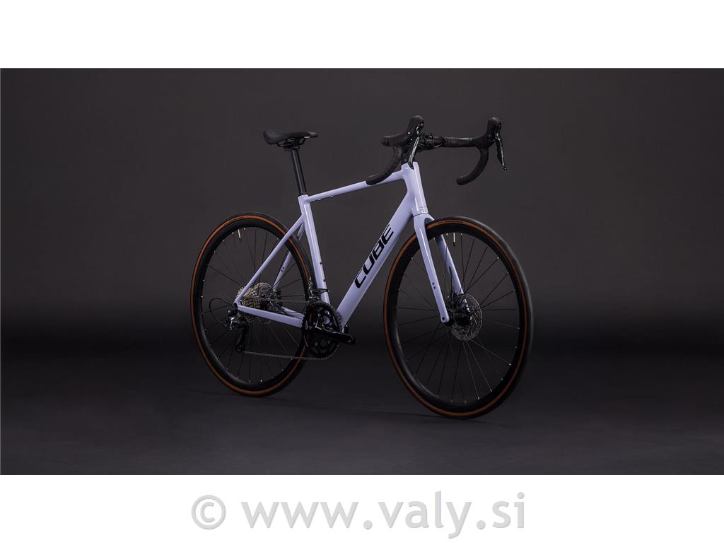Cube cestno kolo Attain Race (cyclamen´n´black)
