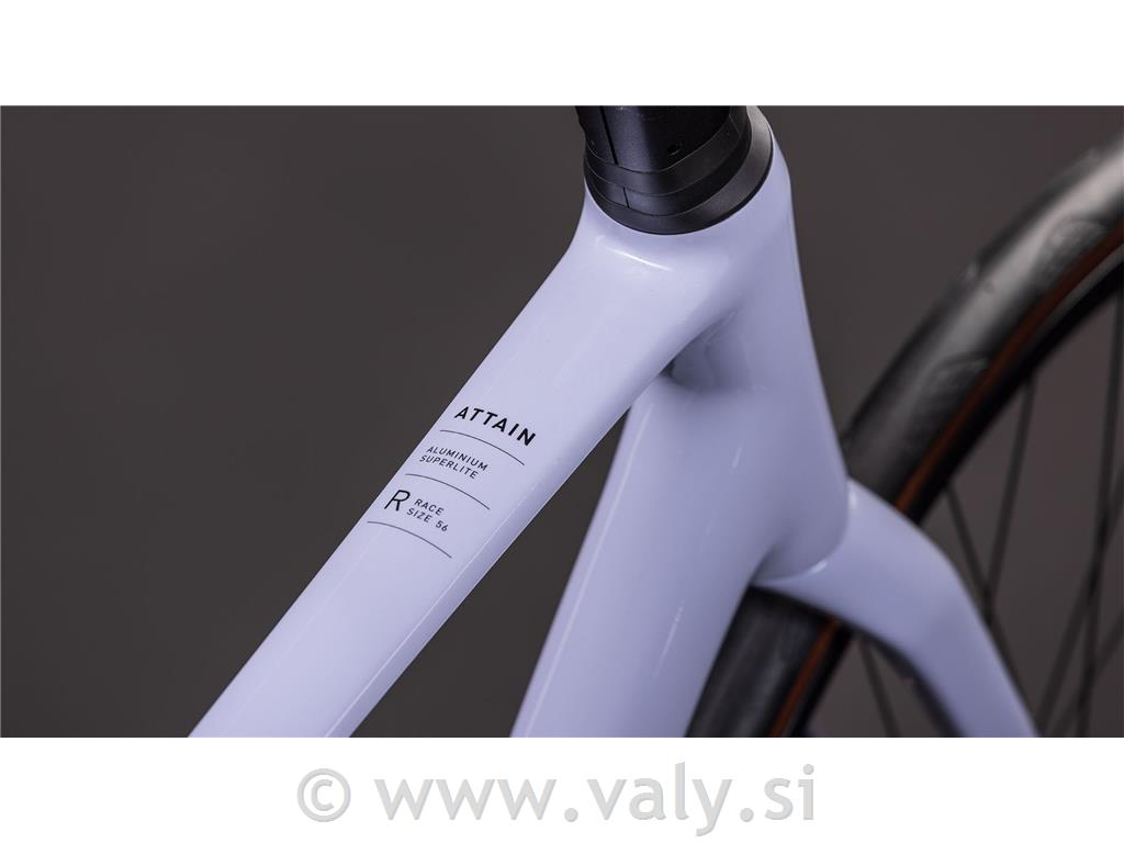 Cube cestno kolo Attain Race (cyclamen´n´black)