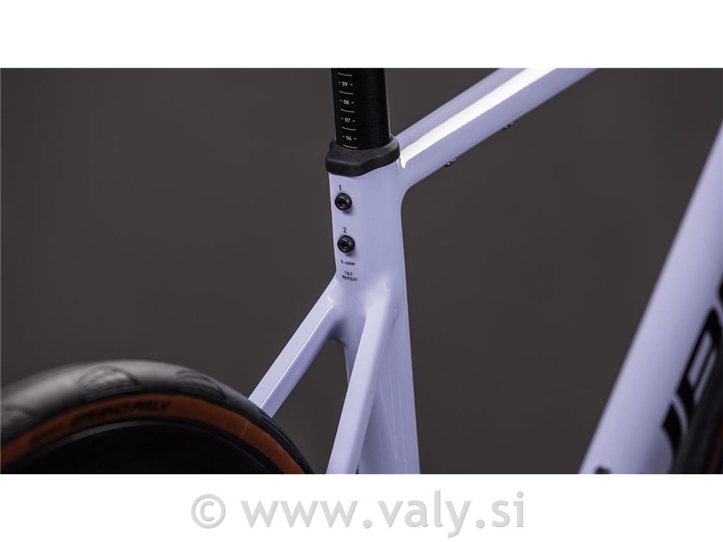 Cube cestno kolo Attain Race (cyclamen´n´black)