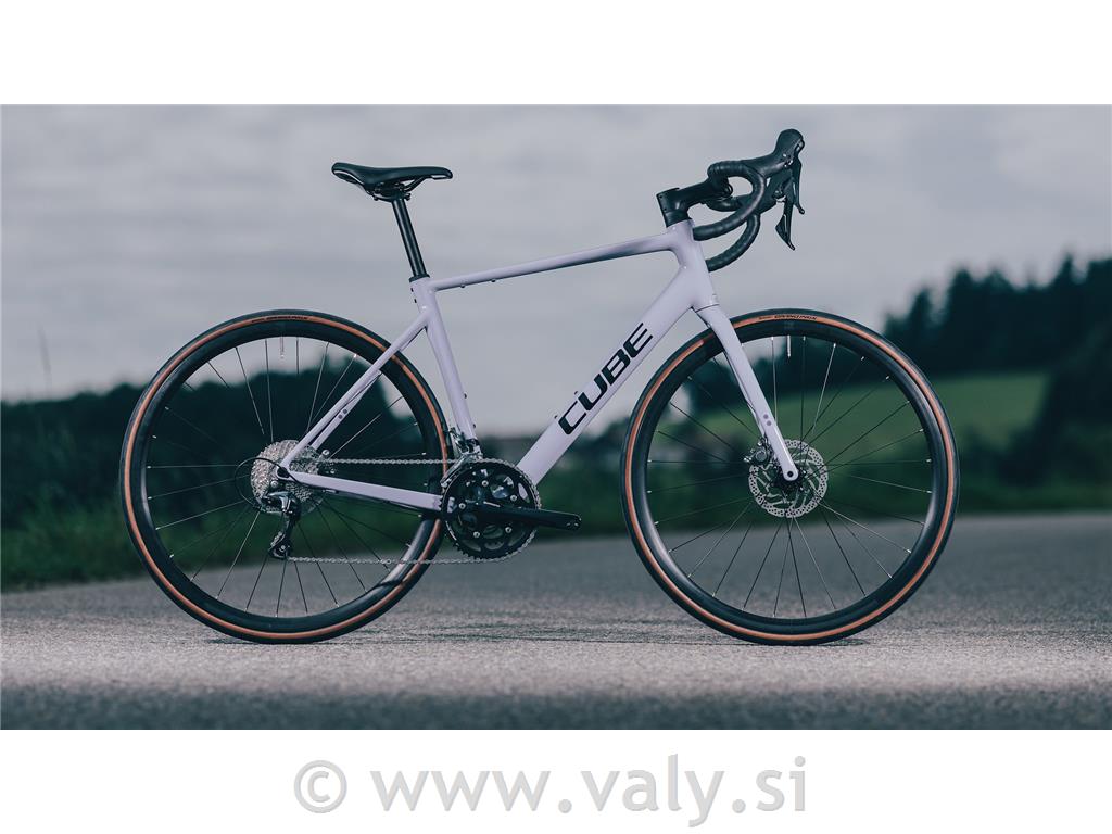 Cube cestno kolo Attain Race (cyclamen´n´black)