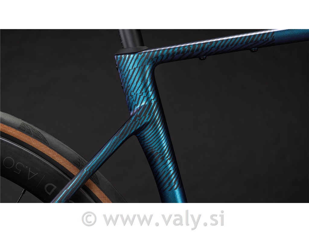 Cube cestno kolo Attain C:62 SLT modra (shiftmint´n´white)