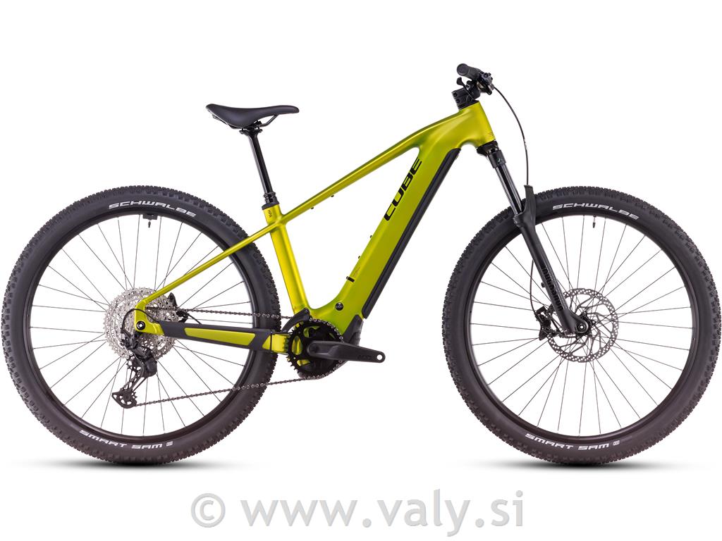 Cube kolo za izposojo Reaction Hybrid RACE 800